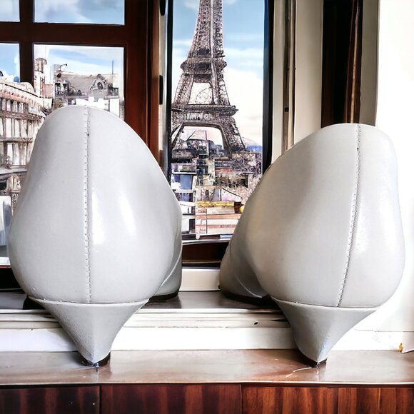 Elegant White Heels with Gold Accent - Picture 4 of 9